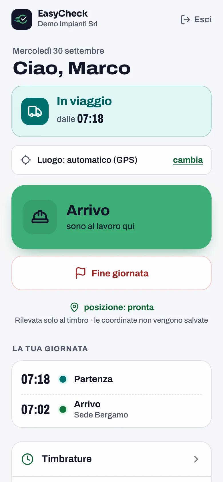 L’app dell’operaio sul telefono: stato «In viaggio dalle 07:18», il tasto verde «Arrivo», sotto «Fine giornata» e la giornata di oggi con l’arrivo in sede alle 07:02.